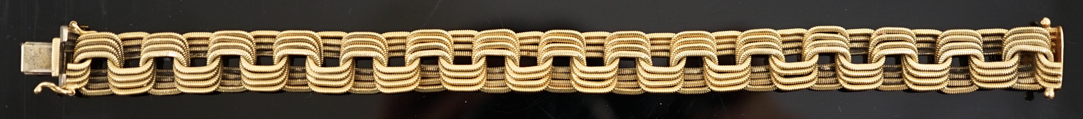 A modern Italian Uno A Erre textured 18ct gold interwoven bracelet